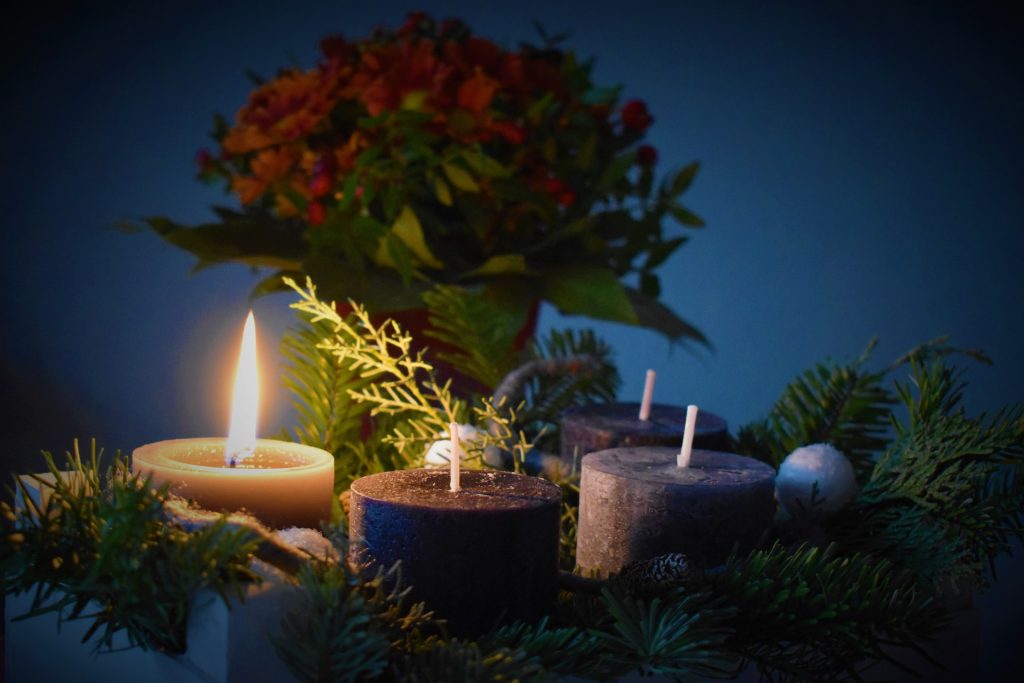 Image four advent candles, one lit.